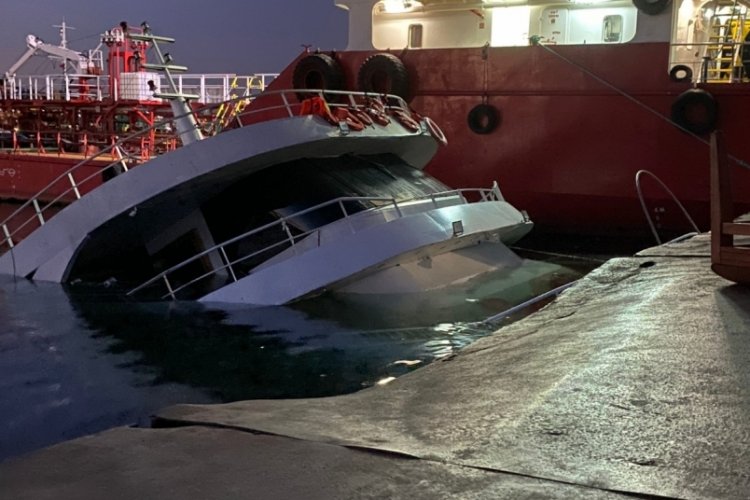 Yenikapı sahilde tur teknesi battı
