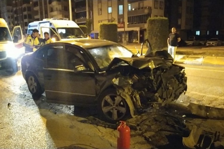 &Ccedil;orum'da iki otomobil &ccedil;arpıştı: Yaralılar var
