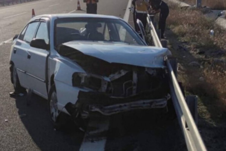 Aksaray'da otomobil bariyere &ccedil;arptı! Bebek hayatını kaybetti