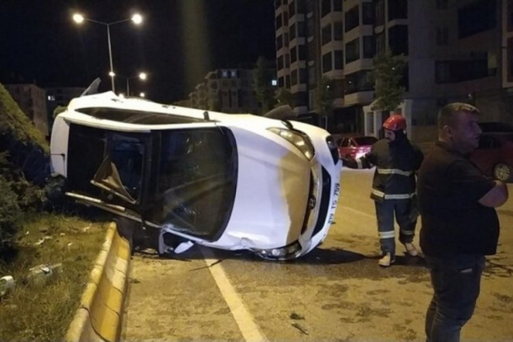 &Ccedil;orum'da iki otomobil &ccedil;arpıştı! 3 kişi yaralandı