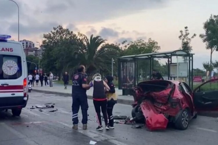 İstanbul'da spor yapmak i&ccedil;in duran s&uuml;r&uuml;c&uuml;n&uuml;n otomobiline &ccedil;arptı! 2 yaralı