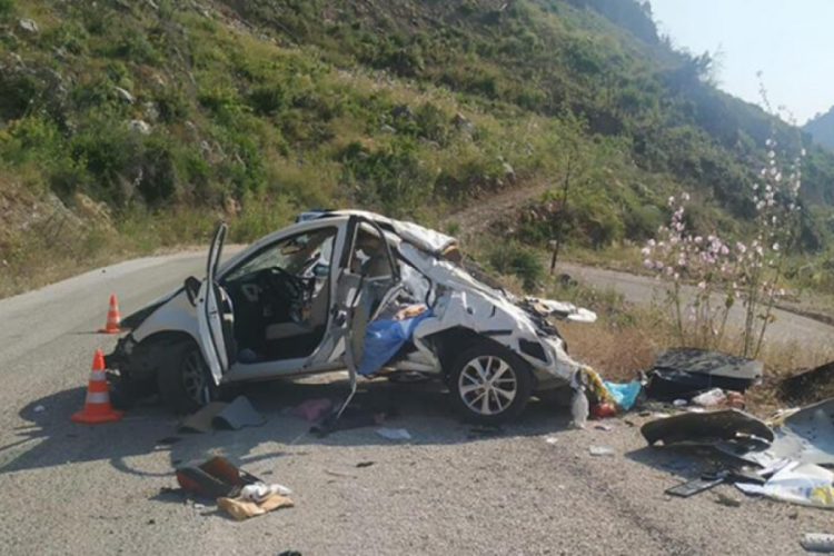 Antalya'da 30 metreden yuvarlanan otomobilde 3 kişi hayatını kaybetti