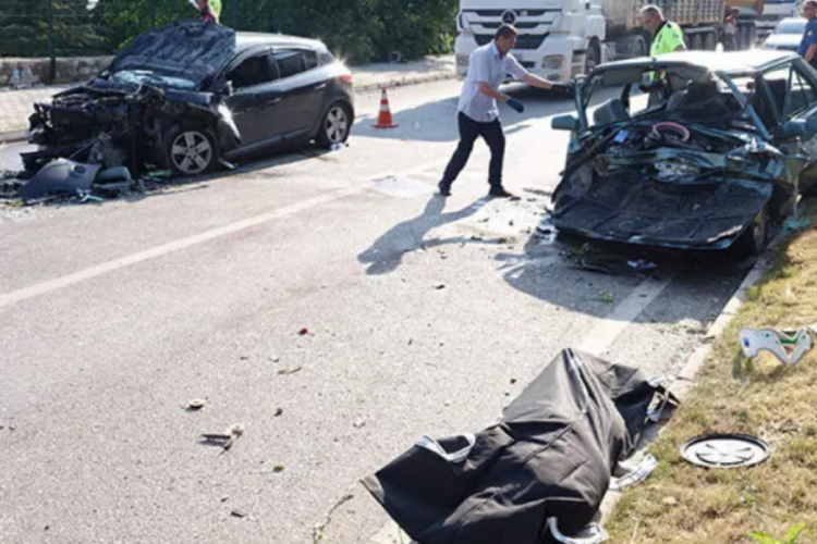 Isparta'da iki otomobil &ccedil;arpıştı! &Ouml;l&uuml; ver yaralılar var