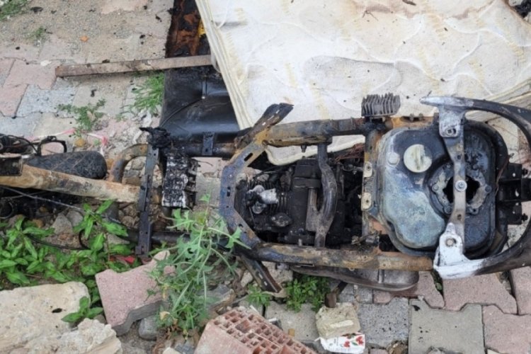 Kocaeli'de motosikletten &ccedil;ıkan kıvılcım &ouml;nce benzini tutuşturdu! Sonra hurda deposuna sı&ccedil;radı