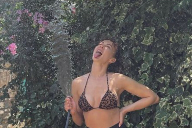 Burcu &Ouml;zberk'in tatil pozu