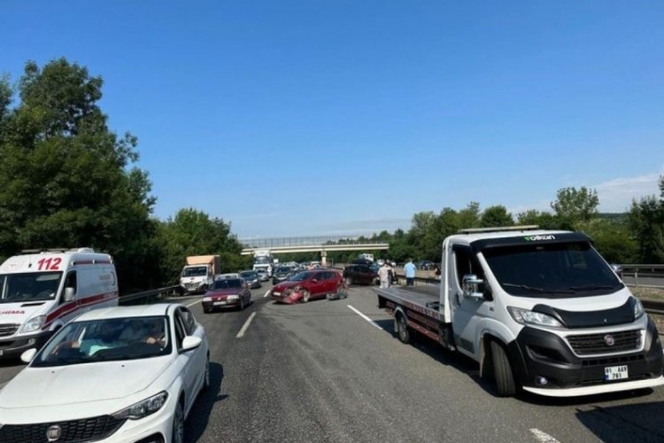 D&uuml;zce'de zincirleme kazada 7 ara&ccedil; birbirine girdi