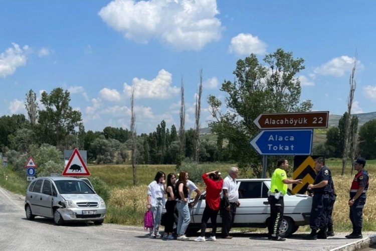&Ccedil;orum'da 3 otomobil &ccedil;arpıştı! 1 kişi yaralandı