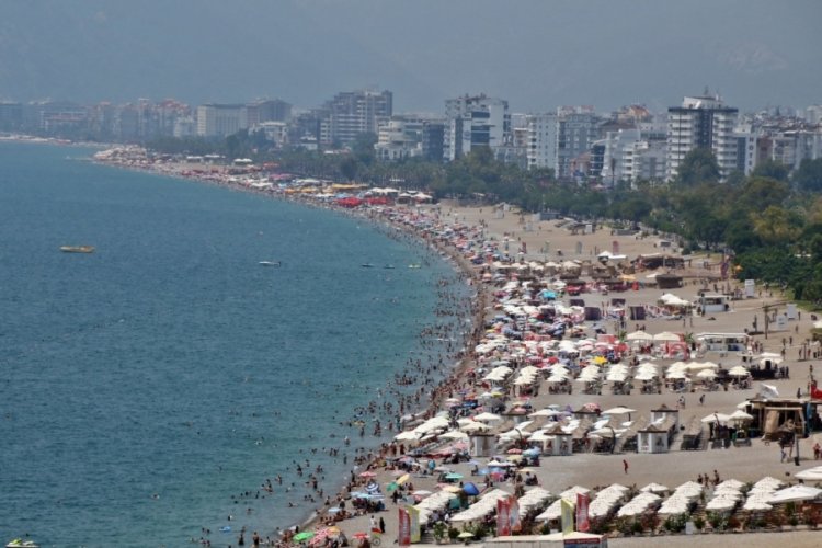 Antalya'da 300 bin kişilik bayram hareketi sahillere yansıdı!
