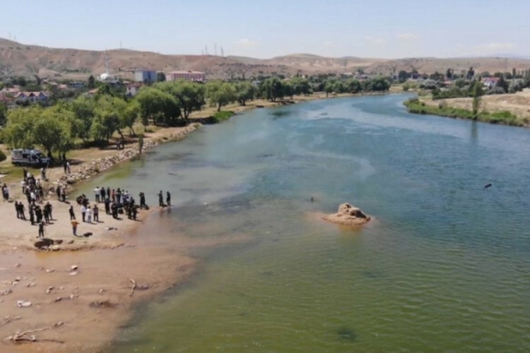 Kırıkkale'de d&uuml;şen topu almak i&ccedil;in suya giren 3 &ccedil;ocuktan 1'i &ouml;ld&uuml;