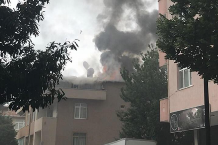 İstanbul'da 4 katlı binanın &ccedil;atı katında yangın &ccedil;ıktı