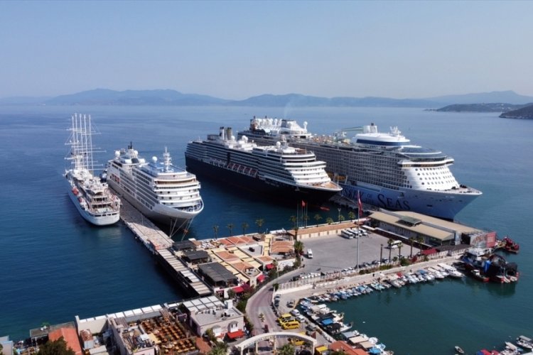 Aydın Kuşadası'na 4 kruvaziyerle 8 bin 247 turist geldi