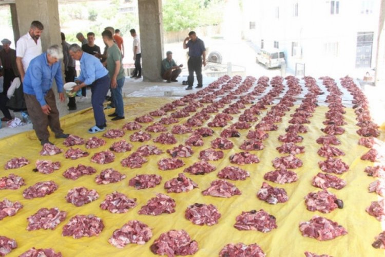 Şırnak'ta 3 asırlık gelenek devam ettiriliyor! 1,5 ton et her aileye eşit dağıtıldı