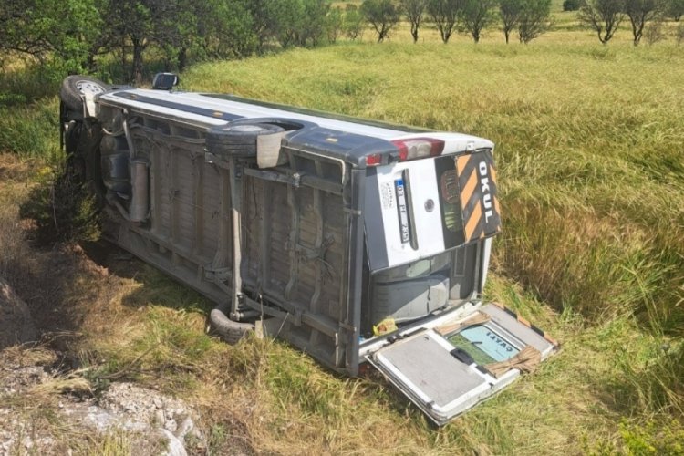 Afyonkarahisar'da yolcu minib&uuml;s&uuml; devrildi: Yaralılar var