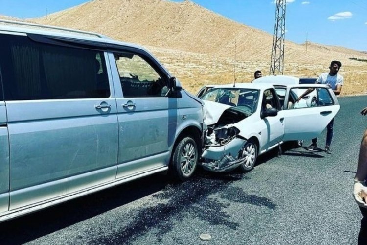 Mardin'de iki ara&ccedil; kafa kafaya &ccedil;arpıştı: &Ccedil;ok sayıda yaralı var