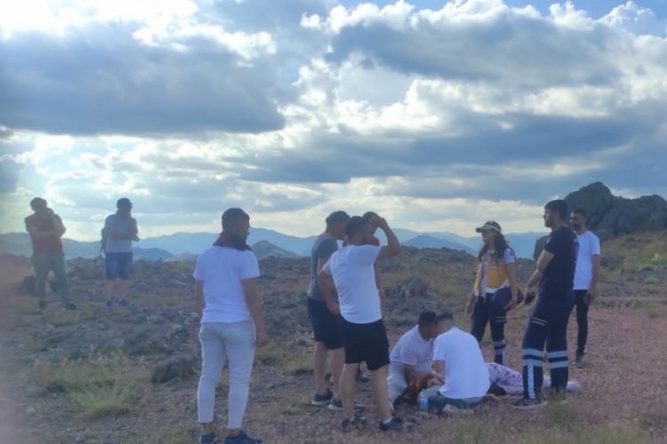 Tunceli'de y&uuml;ksekten d&uuml;şen gen&ccedil; kız, askeri helikopterle hastaneye kaldırıldı