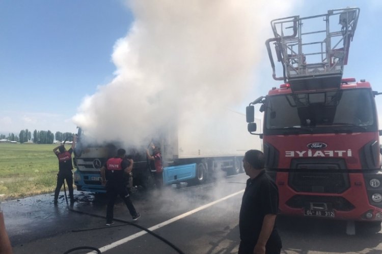Ağrı'da seyir halindeki tır yandı