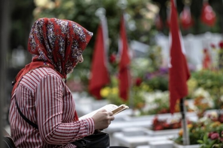 Bayramın ikinci g&uuml;n&uuml;nde şehitliklere h&uuml;z&uuml;nl&uuml; ziyaret