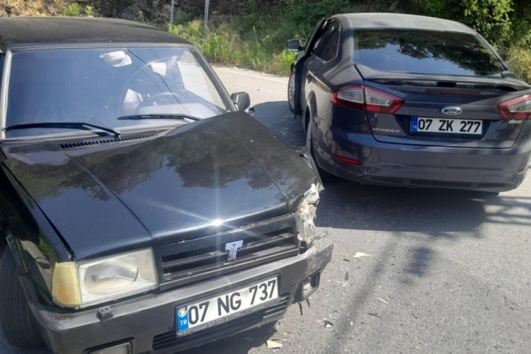 Antalya'da iki otomobil &ccedil;arpıştı: 1 yaralı