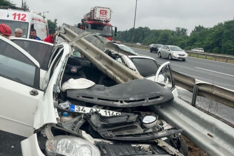 Anadolu Otoyolu'nda otomobil bariyerlere ok gibi saplandı: 3 yaralı