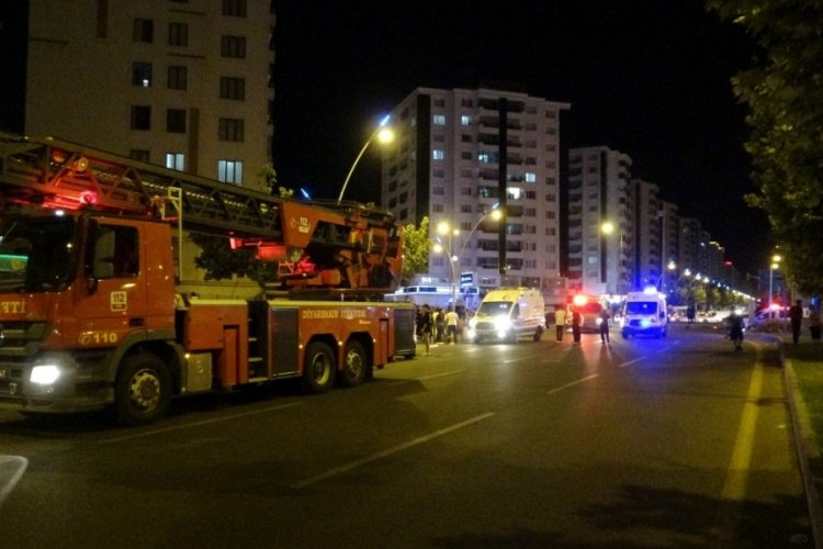 Diyarbakır'da kontrolden &ccedil;ıkan 2 ara&ccedil; markete daldı: 1 &ouml;l&uuml;, 5 yaralı