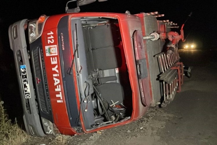 Şanlıurfa'da yangına m&uuml;dahaleye giden itfaiye aracı kaza yaptı
