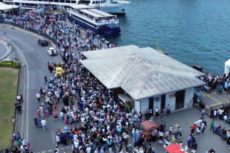 İstanbul Emin&ouml;n&uuml;'nde insan seli