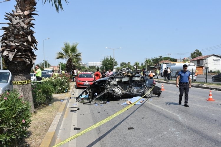 Antalya'da &uuml;&ccedil; otomobil birbirine girdi: 2 &ouml;l&uuml;, 3 yaralı