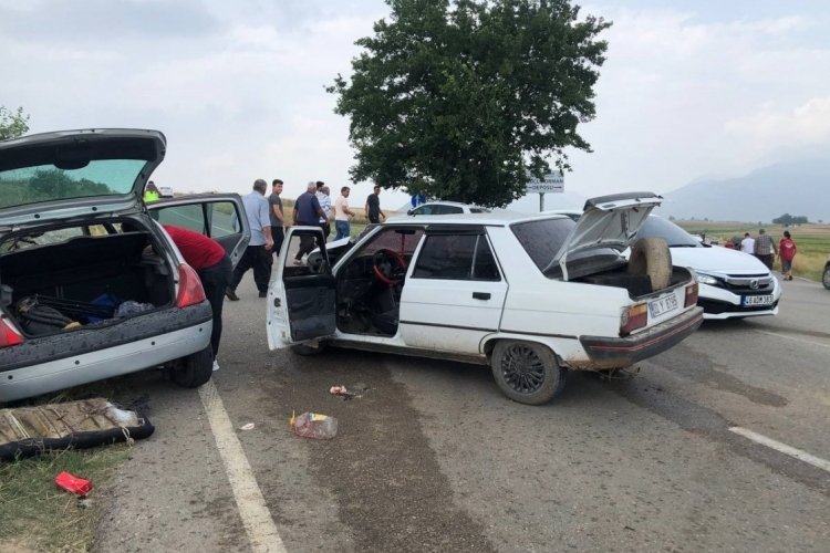 Adana'da iki ara&ccedil; kafa kafaya &ccedil;arpıştı: &Ccedil;ok sayıda yaralı var