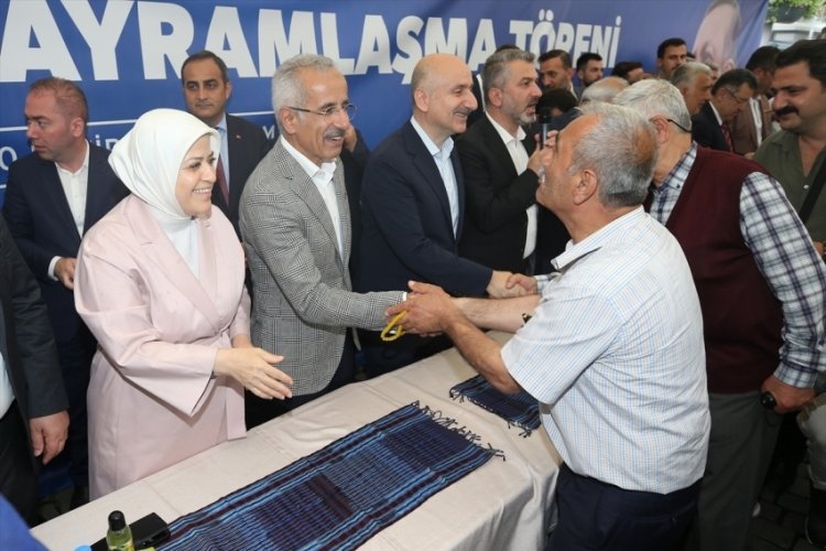 Bakan Uraloğlu, Trabzon'da vatandaşlarla bayramlaştı