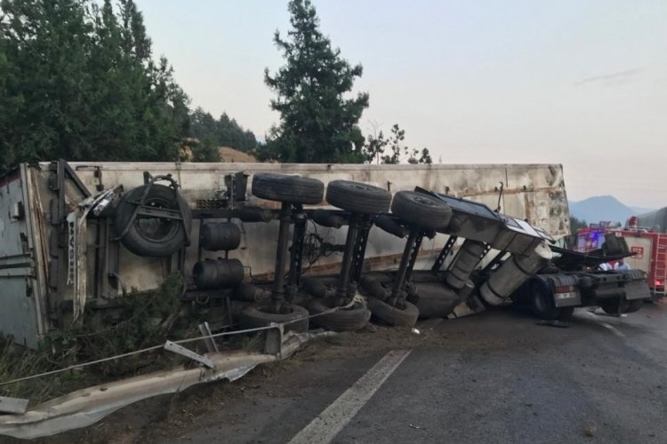 Osmaniye'de tır ters d&ouml;nd&uuml;, 1 kişi hayatını kaybetti