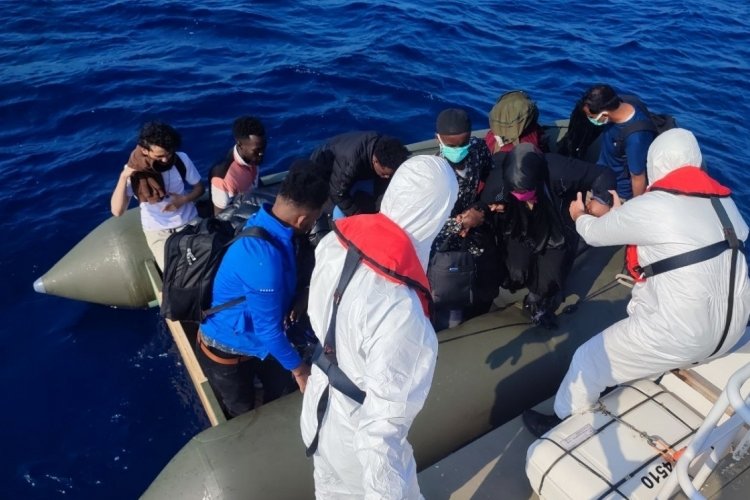Balıkesir a&ccedil;ıklarında 65 g&ouml;&ccedil;men kurtarıldı