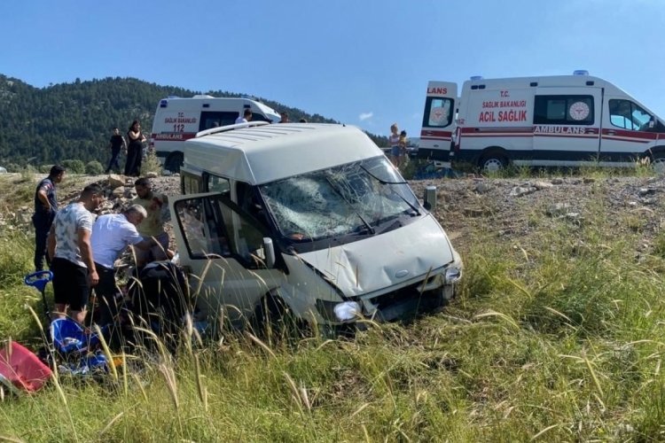 Antalya'da kontrolden &ccedil;ıkan minib&uuml;s şarampole yuvarlandı