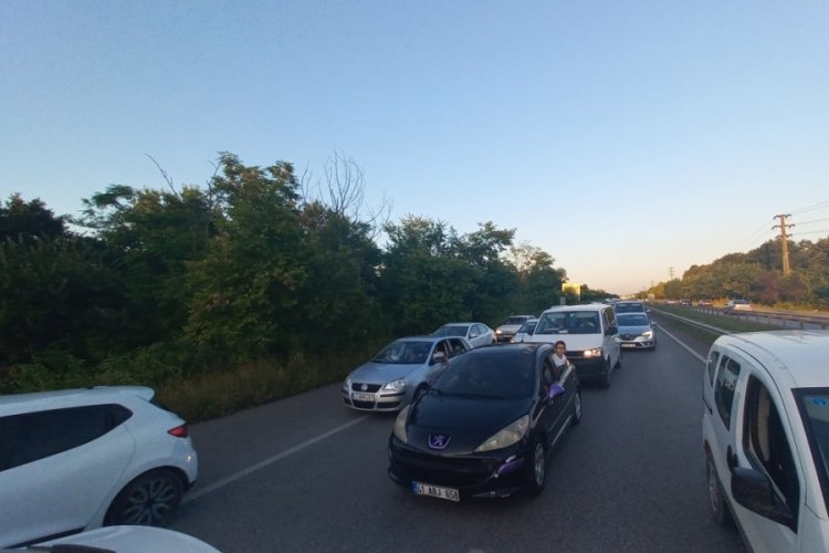 Kocaeli D-100'&uuml; kilitleyen kaza: 2 yaralı