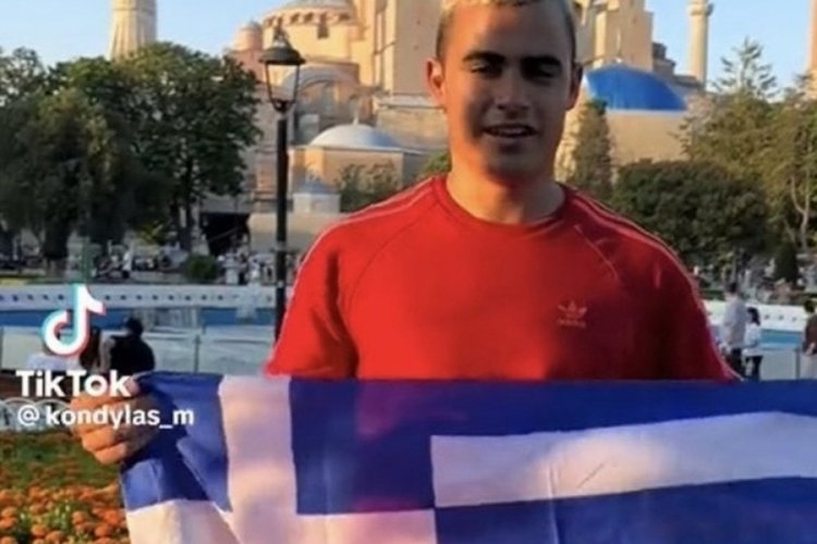 Ayasofya &ouml;n&uuml;nde Yunan bayrağı a&ccedil;mıştı: &Uuml;lkeye girmesi yasaklandı