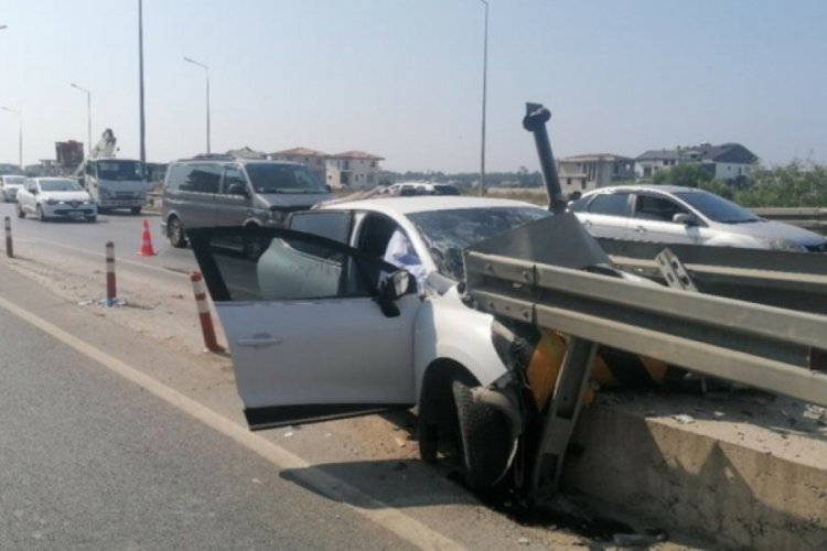 Antalya'da otomobil bariyere saplandı! 1 kişi &ouml;ld&uuml;