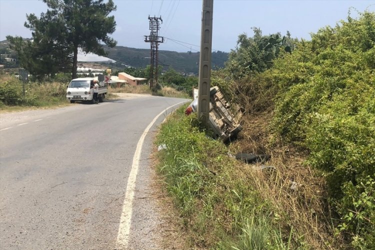 Antalya'da ara&ccedil; şarampole devrildi: 2 yaralı