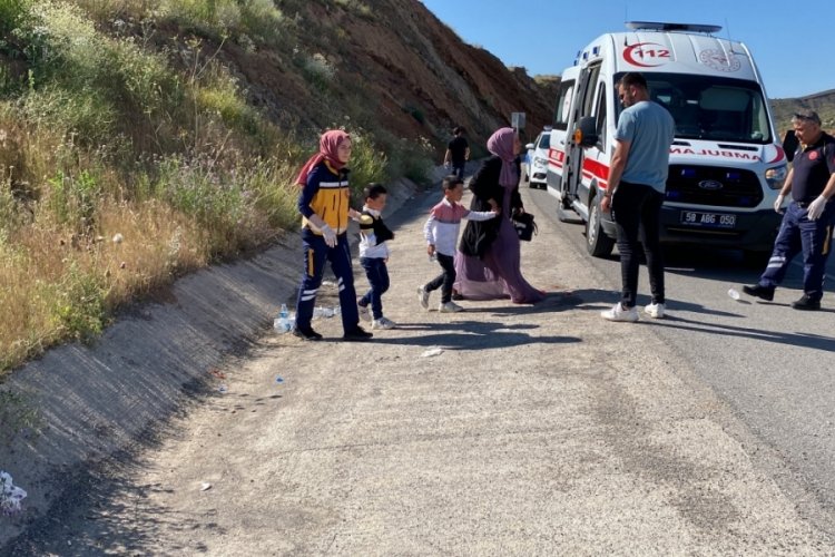 Sivas'ta iki otomobil &ccedil;arpıştı: 4 yaralı