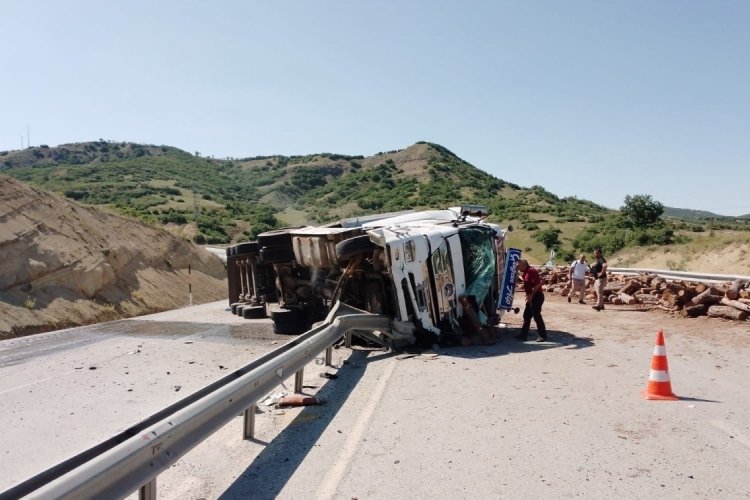 Sivas'ta tomruk y&uuml;kl&uuml; kamyon devrildi: 1 &ouml;l&uuml; 1 yaralı