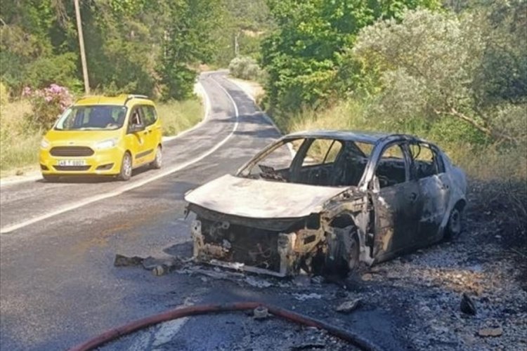 Muğla'da seyir halindeki otomobil alev alev yandı