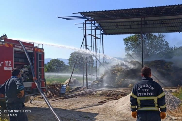 Burdur'da Kaynak makinesinden sı&ccedil;rayan kıvılcım saman balyalarını yaktı