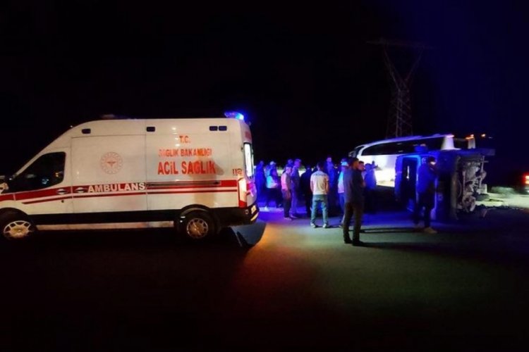 Amasya'da otomobil ve minib&uuml;s &ccedil;arpıştı: 17 yaralı