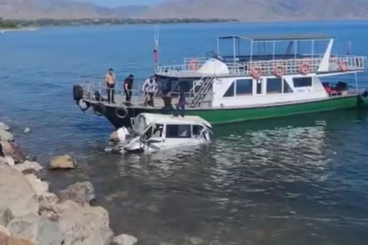 Kontrolden &ccedil;ıkan minib&uuml;s Van G&ouml;l&uuml;'ne u&ccedil;tu: &Ccedil;ok sayıda yaralı var