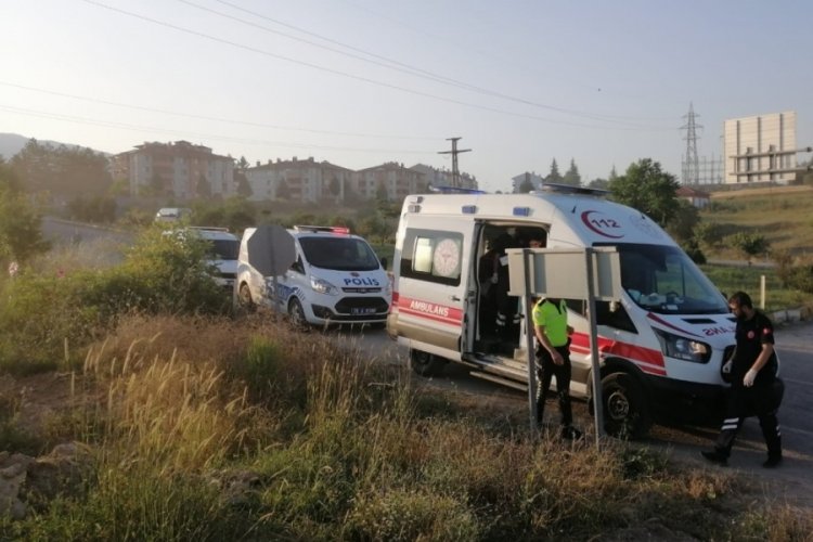 Karab&uuml;k'te nakliye kamyonu toprak yığınına saplandı