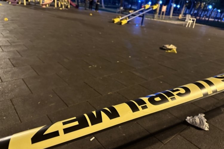 Manisa'da &ccedil;ocuk parkında silahla yaralanan şahıs yaşamını yitirdi
