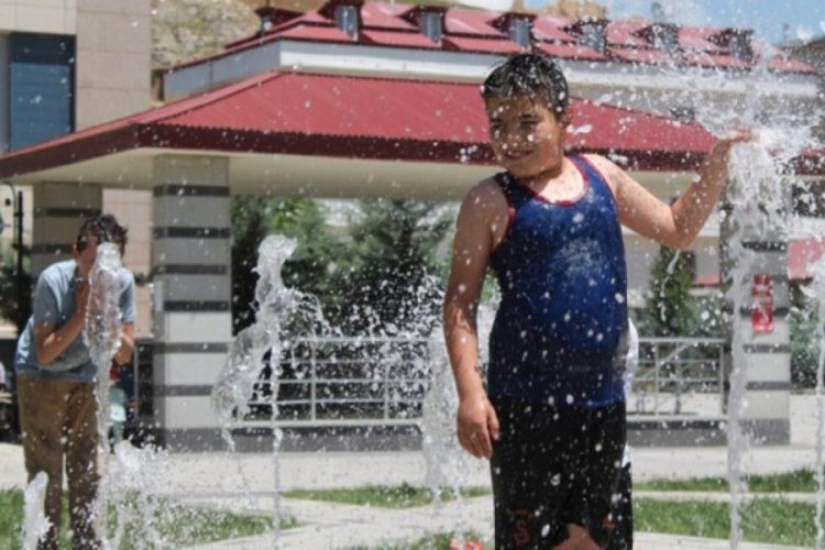 Bayburt'ta 30 derece sıcaklığa dayanamayan &ccedil;ocuklar fıskiyelerle serinledi