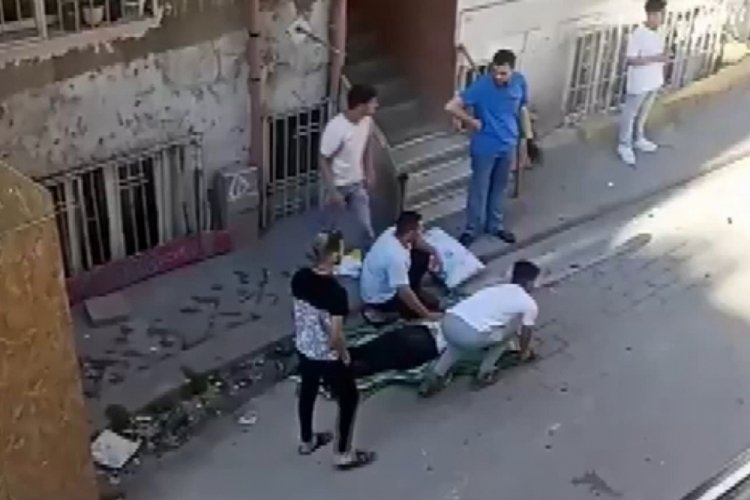 Kuzenini sokak ortasında bı&ccedil;akladı