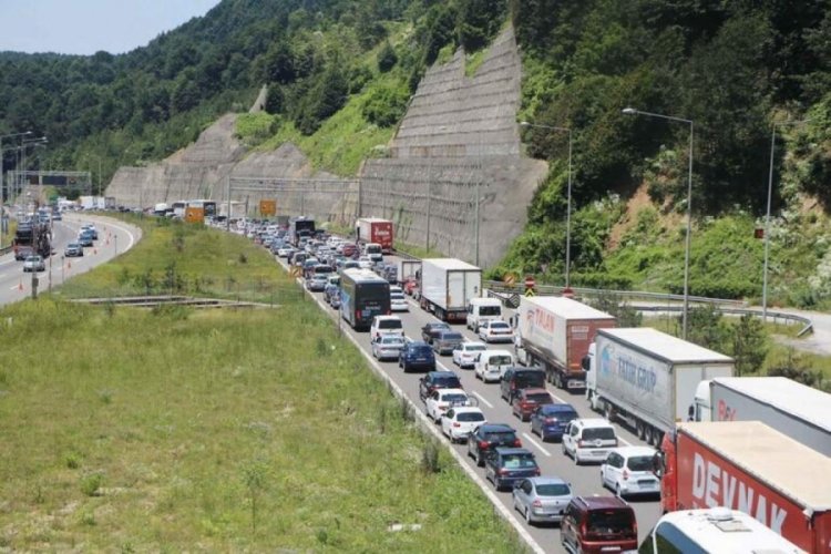 9 g&uuml;nl&uuml;k tatilden zor d&ouml;n&uuml;ş!  İstanbul-Bursa-İzmir Otoyolu Bursa Batı Gişeleri'nde yoğunluk arttı