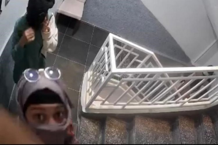 Kadın hırsızlar g&uuml;venlik kamerasını tokatladı