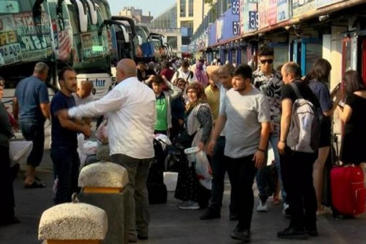 İstanbul Bayrampaşa'daki 15 Temmuz Demokrasi Otogarı'nda d&ouml;n&uuml;ş hareketliliği