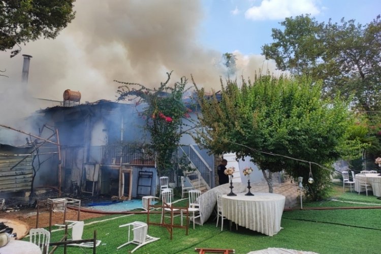 Adana'da restoranda &ccedil;ıkan yangın &ccedil;evreye sı&ccedil;radı